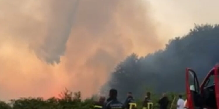 Zjarr i madh përfshin fshatin Gmicë në Kamenicë