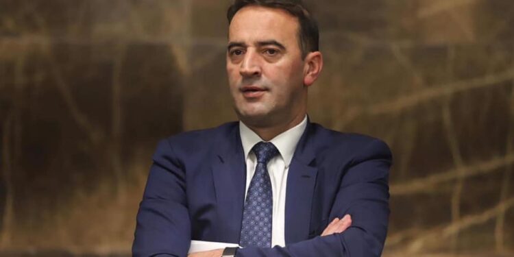 Daut Haradinaj kritikon heshtjen e Kurtit ndaj thirrjeve antishqiptare në RMV: Asnjë fjalë nga kumbara i koalicionit qeverisës