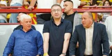 Thirrje “vdekje për shqiptarët” në ndeshjen Maqedoni–Rumani, Mickoski i pranishëm, institucionet heshtin