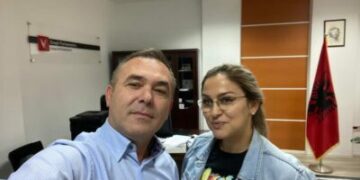 Shqipe Selimi zgjedh të hesht për protestën ndaj Gjykatës Speciale edhe pse bashkeshorti i saj është në paraburgim në Hagë