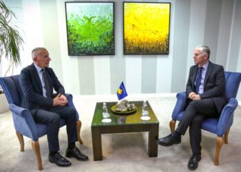 Bislimi pret në takim Kamberin, diskutojnë mbi gjendjen në Preshevë dhe politikat diskriminuese ndaj shqiptarëve