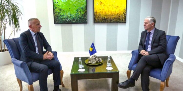 Bislimi pret në takim Kamberin, diskutojnë mbi gjendjen në Preshevë dhe politikat diskriminuese ndaj shqiptarëve