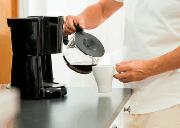 Studimi zbulon se kafeja është kryesisht e sigurt, por disa ndotës mbeten