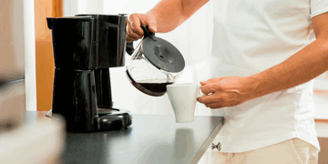 Studimi zbulon se kafeja është kryesisht e sigurt, por disa ndotës mbeten