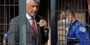 Prokuroria kërkon që Thaçit t’i ndalohen vizitat nga 14 persona, përfshirë 3 vëllezërit