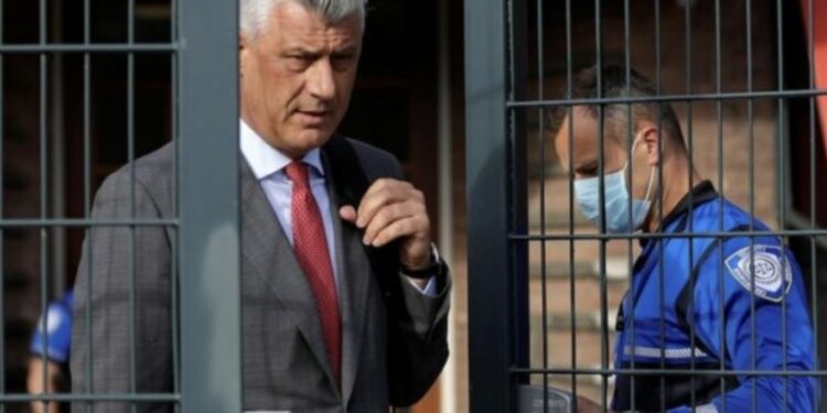 Prokuroria kërkon që Thaçit t’i ndalohen vizitat nga 14 persona, përfshirë 3 vëllezërit