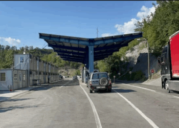 Autobus me migrantë të paligjshëm bllokohet në pikën kufitare Kosovë–Serbi