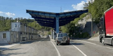 Autobus me migrantë të paligjshëm bllokohet në pikën kufitare Kosovë–Serbi