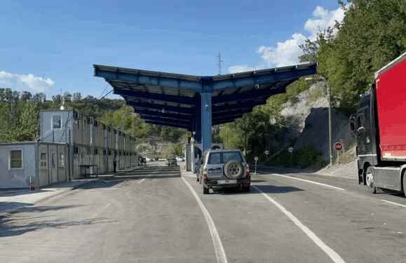 Autobus me migrantë të paligjshëm bllokohet në pikën kufitare Kosovë–Serbi