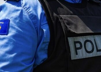 Policia në Mitrovicë e Ferizaj sekuestron armë dhe arreston të dyshuar për incidente të dhunshme