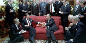 Pushteti dhe Rreziku: Analiza Gjeopolitike e Kapitullit të Fundit të Luftës së Ftohtë të Reaganit