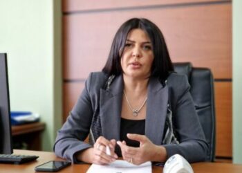 Krasniqi i reagon deputetes së VV-së: Sa më parë të largohen nga pozitat shtetërore këta amaterë politik