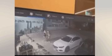 Tri vajza shpëtojnë mrekullisht pas përplasjes së një gome kamioni në një supermarket në Prishtinë