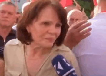Bashkëshortja e Jakup Krasniqit nga protesta në Prishtinë: “Gjykata të mos shpallë aktgjykim dënues në emër të popullit”