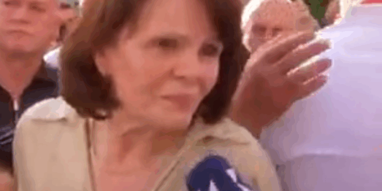 Bashkëshortja e Jakup Krasniqit nga protesta në Prishtinë: “Gjykata të mos shpallë aktgjykim dënues në emër të popullit”