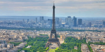Kulla Eiffel rritet çdo verë – fizika pas fenomenit mahnitës