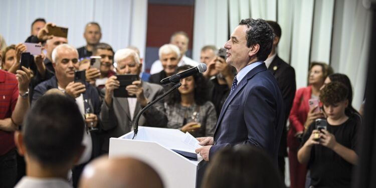 Kurti priti në Qeveri mërgimtarët: Shmangni udhëtimet dhe kalimet nga territori i Serbisë