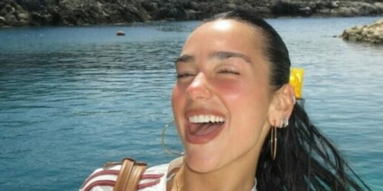 Dua Lipa nis pushimet në jug të Shqipërisë pas përmbylljes së Festivalit Sunny Hill