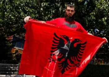 Shoqërohet në Polici personi që e shkeli flamurin e Kosovës në shesh