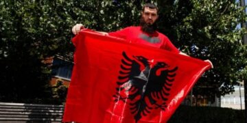 Shoqërohet në Polici personi që e shkeli flamurin e Kosovës në shesh