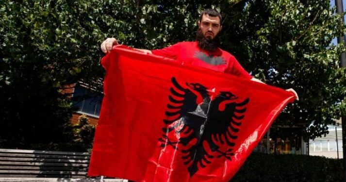 Shoqërohet në Polici personi që e shkeli flamurin e Kosovës në shesh
