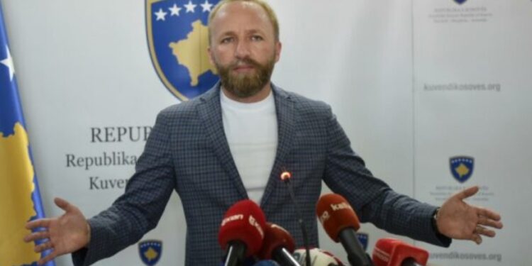 Abelard Tahiri sulmon Gjykatën Komerciale në stilin e Vetëvendosjes