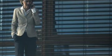 Von der Leyen telefonon Trump pas sulmit rus në Kiev: “Ukraina duhet të bëhet iriq i çelikut”