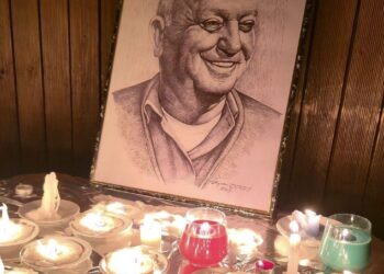 Prishtina i jep zë kujtimit të Martinit – zbulohet pllaka përkujtimore te Kafet e Rakisë