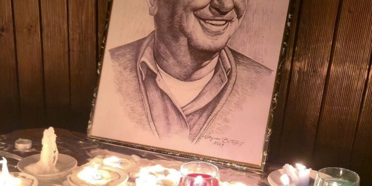 Prishtina i jep zë kujtimit të Martinit – zbulohet pllaka përkujtimore te Kafet e Rakisë