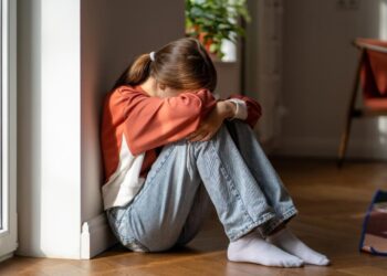 Mijëra fëmijë në krizë të shëndetit mendor mbesin me ditë të tëra në urgjencat spitalore, tregon studimi