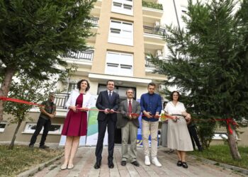 Përurohen katër ndërtesa të banimit social me efiçiencë të përmirësuar të energjisë