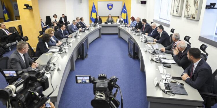 Qeveria në detyrë e Kosovës miraton vendime të rëndësishme për projekte zhvillimore, emërime dhe politika ekonomike