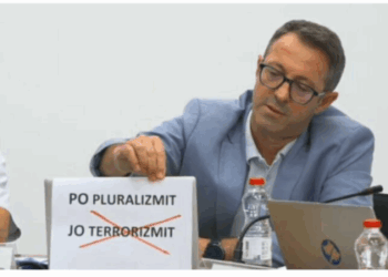 Burri i Albulena Haxhiut bën spektakël në KQZ, del me parullë: Po pluralizmit, jo terrorizmit
