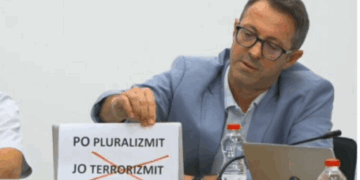 Burri i Albulena Haxhiut bën spektakël në KQZ, del me parullë: Po pluralizmit, jo terrorizmit