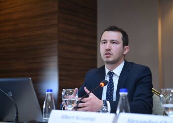 Krasniqi kritika partive: Si lejojnë individë që akuzojnë UÇK`në të mbajnë ligjërata patriotike?