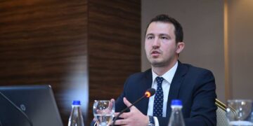 Krasniqi kritika partive: Si lejojnë individë që akuzojnë UÇK`në të mbajnë ligjërata patriotike?