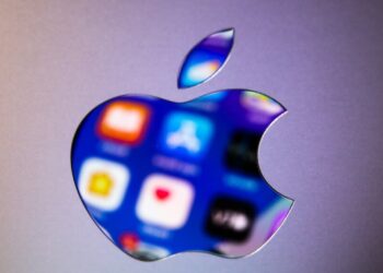 Tim Cook u thotë punonjësve se Apple “duhet” të fitojë në AI