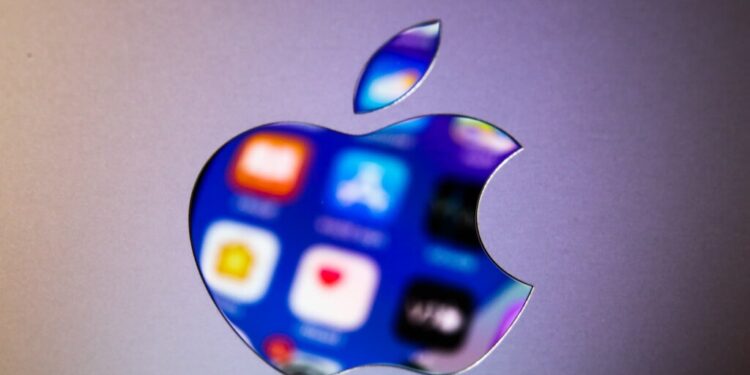 Tim Cook u thotë punonjësve se Apple “duhet” të fitojë në AI