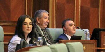 “Veç rri ti” – Dënohet gjuha e Deharit pasi përbuzi lutjen e Jasharit në kërkesën e PDK-së për konslutë