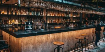 Shqiptarët dhe turistët shpenzuan 800 milionë euro në bare dhe restorante në një vit