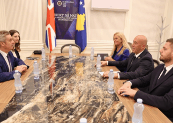 Ambasadori Britanik: Bllokada politike e Kosovës po dëmton vendin
