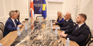 Ambasadori Britanik: Bllokada politike e Kosovës po dëmton vendin