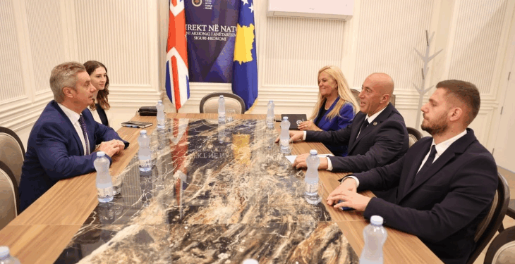 Ambasadori Britanik: Bllokada politike e Kosovës po dëmton vendin