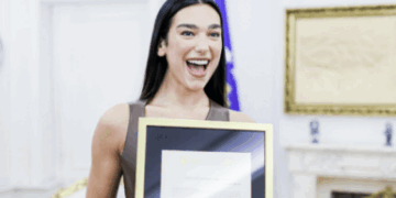 Revista e njohur franceze: Dua Lipa, arma diplomatike e popit që e bën Kosovën të shkëlqejë