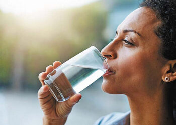 Konsumimi i ulët i lëngjeve shoqërohet me rritje të hormonit të stresit tek të rriturit