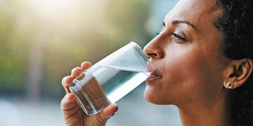 Konsumimi i ulët i lëngjeve shoqërohet me rritje të hormonit të stresit tek të rriturit