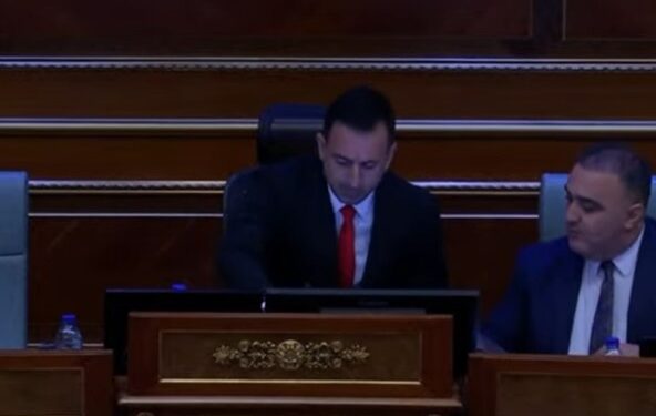 Dimal Basha zgjidhet kryetar i Kuvendit të Kosovës me 73 vota