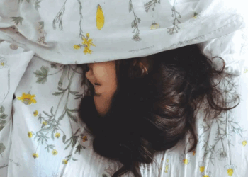 Studim: Frutat dhe perimet mund të kompensojnë ndikimin e gjumit të dobët tek të rinjtë