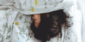 Studim: Frutat dhe perimet mund të kompensojnë ndikimin e gjumit të dobët tek të rinjtë