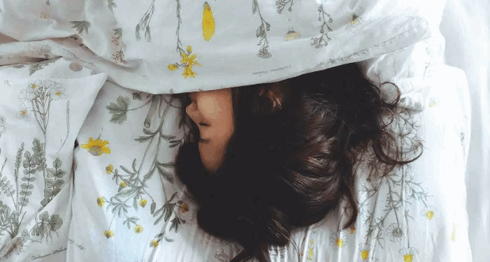 Studim: Frutat dhe perimet mund të kompensojnë ndikimin e gjumit të dobët tek të rinjtë